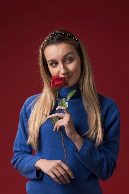 Portret van een vrouw die een bloem houdt