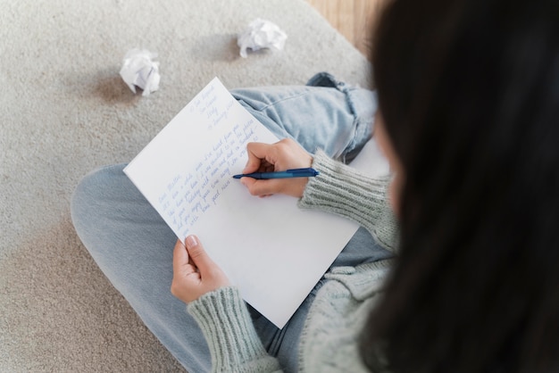 Portret van een vrouw die een brief schrijft