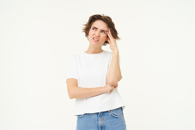 Portret van een vrouw die er onrustig uitziet en fronst terwijl ze een gecompliceerde situatie heeft