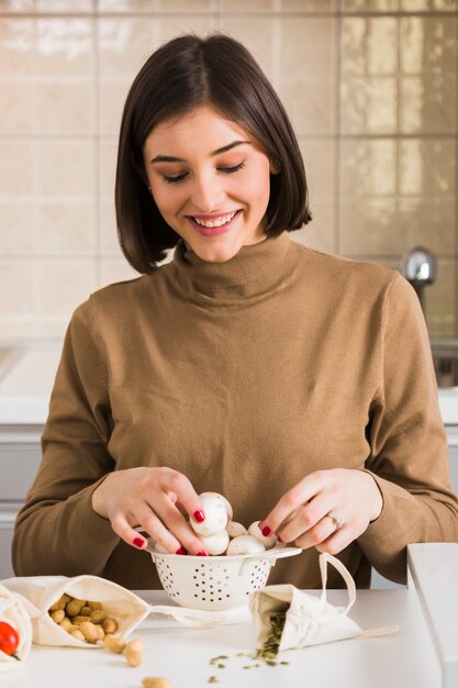 Portret van een vrouw die eten bereidt