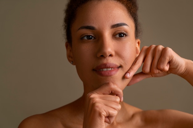 Gratis foto portret van een vrouw die gezichtsyogamassage probeert om jong te blijven