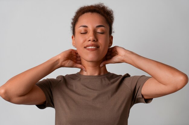 Gratis foto portret van een vrouw die gezichtsyogamassage probeert om jong te blijven