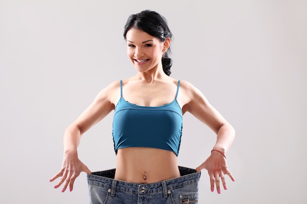 Portret van een vrouw die haar gewichtsverlies toont