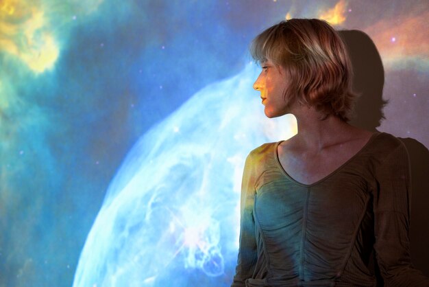 Portret van een vrouw die poseert met een projectietextuur van het universum