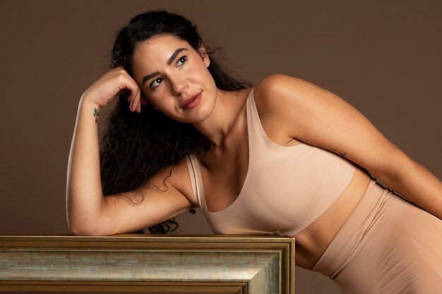 Portret van een vrouw die shapewear draagt