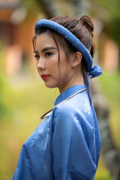 Portret van een vrouw gekleed in Vietnamees nationaal kostuum