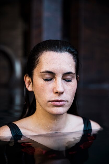 Portret van een vrouw in de spa