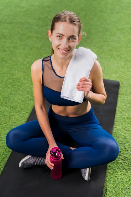 Gratis foto portret van een vrouw in de sportschool