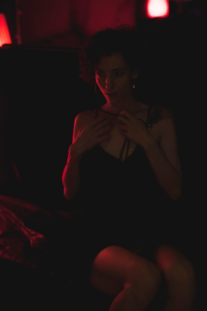 Portret van een vrouw in een donkere balk