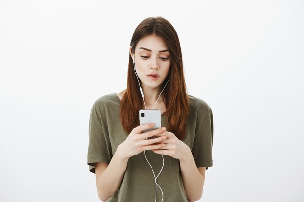 Portret van een vrouw in een donkergroene T-shirt