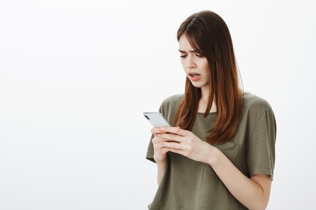 Portret van een vrouw in een donkergroene T-shirt