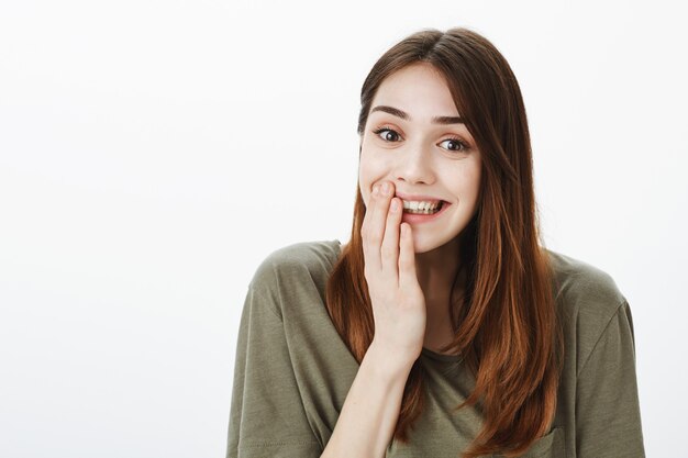 Portret van een vrouw in een donkergroene T-shirt