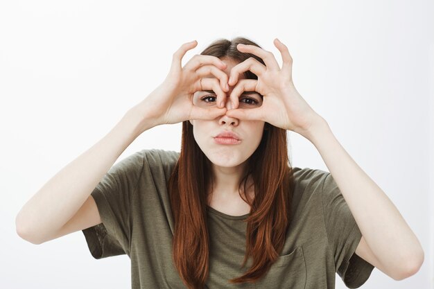 Gratis foto portret van een vrouw in een donkergroene t-shirt