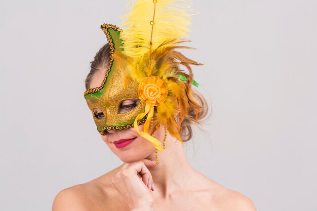 Portret van een vrouw met carnaval masker