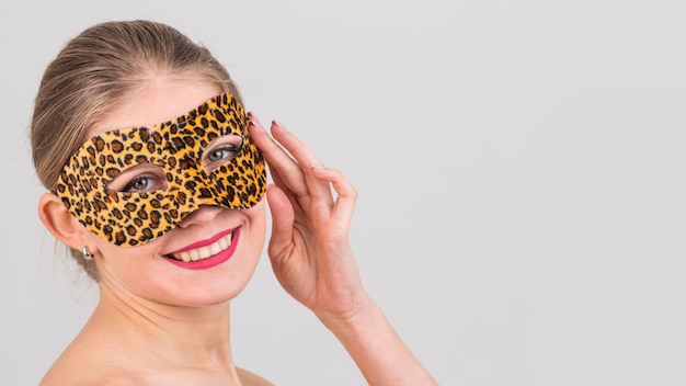 Gratis foto portret van een vrouw met carnaval masker