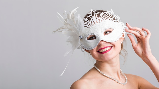 Gratis foto portret van een vrouw met carnaval masker