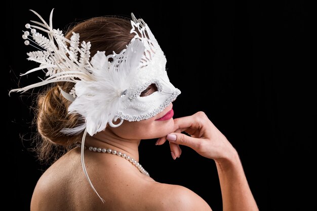 Portret van een vrouw met carnaval masker