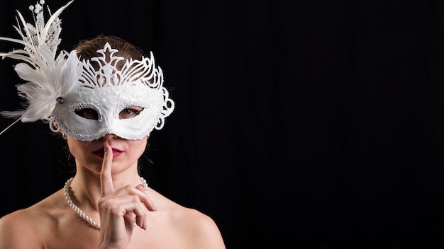 Portret van een vrouw met carnaval masker