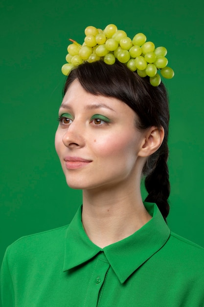 Portret van een vrouw met druiven op haar hoofd