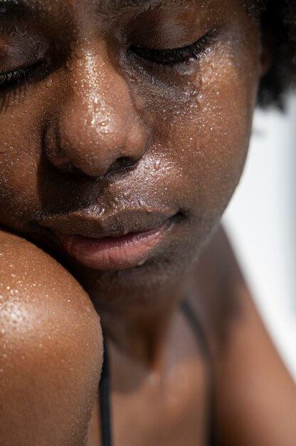 Portret van een vrouw met een gehydrateerde huid