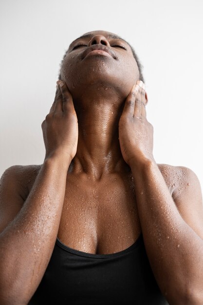 Portret van een vrouw met een gehydrateerde huid