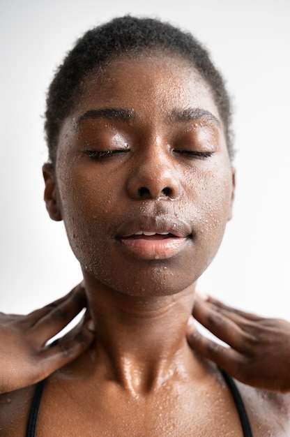 Gratis foto portret van een vrouw met een gehydrateerde huid