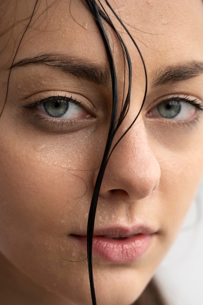 Gratis foto portret van een vrouw met een gehydrateerde huid