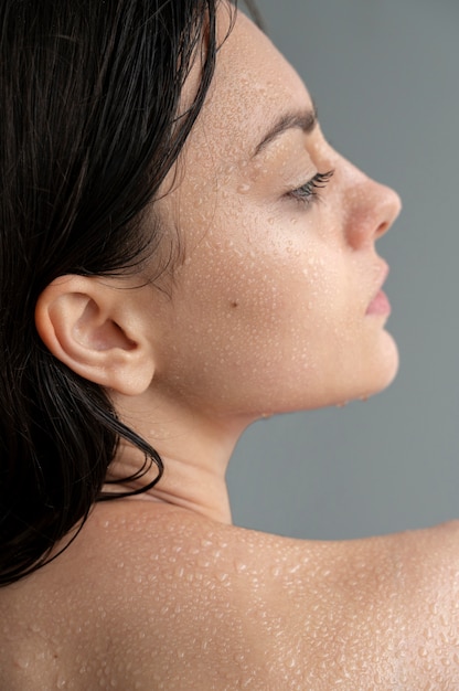 Gratis foto portret van een vrouw met een gehydrateerde huid