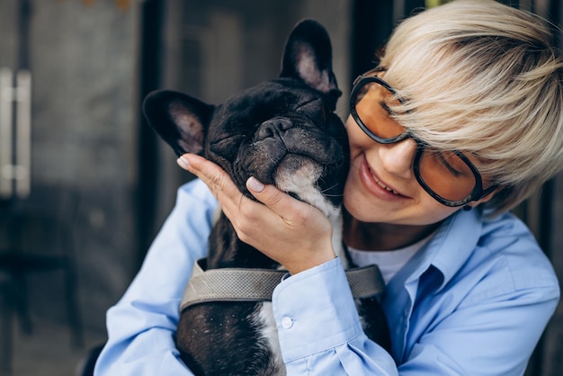 Portret van een vrouw met haar franse bulldog als huisdier