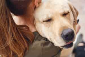 Gratis foto portret van een vrouw met haar mooie hond