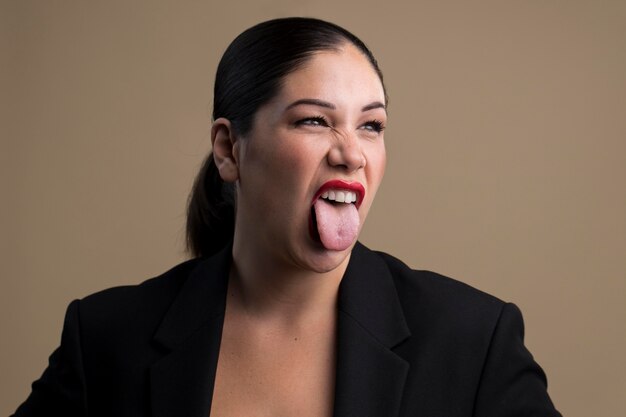 Portret van een vrouw met haar tong uit