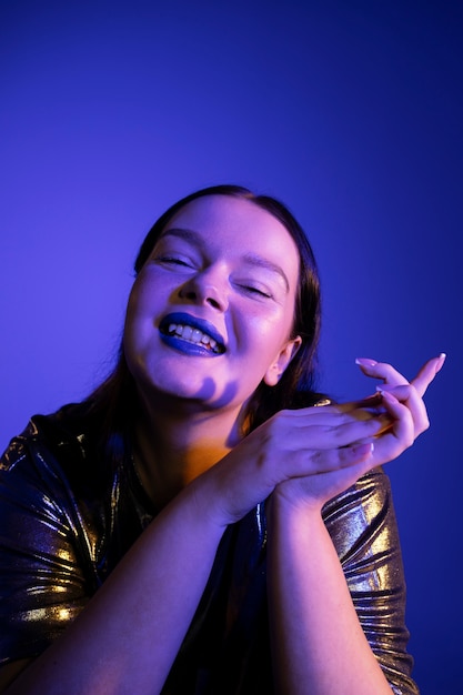 Gratis foto portret van een vrouw met heldere blauwe lippen