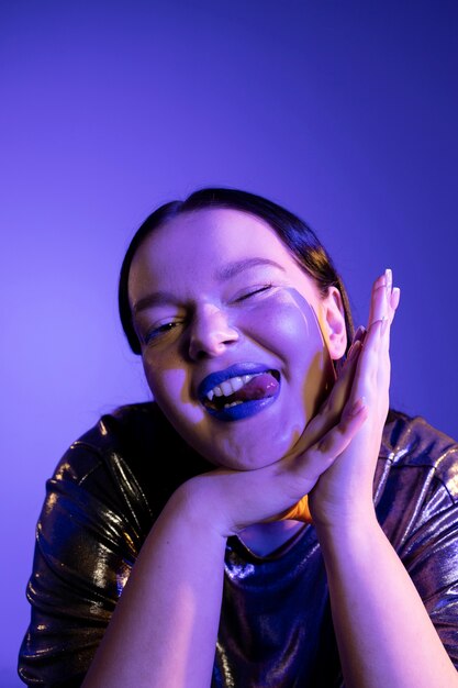 Portret van een vrouw met heldere blauwe lippen