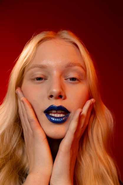 Gratis foto portret van een vrouw met heldere blauwe lippen