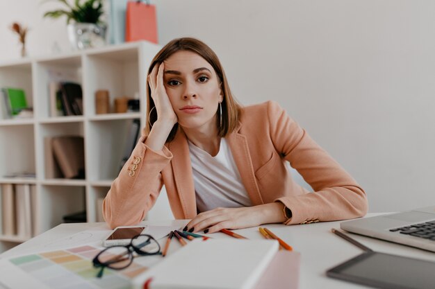 Portret van een vrouw moe van het werken op kantoor