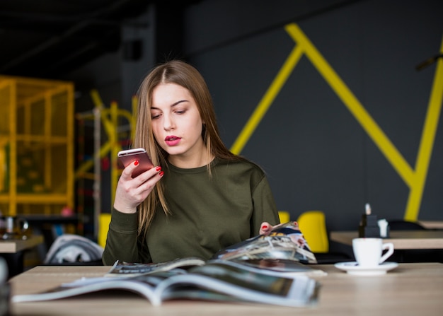 Gratis foto portret van een vrouw op het bureau