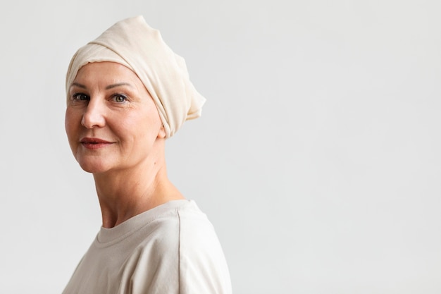 Portret van een vrouw van middelbare leeftijd met huidkanker
