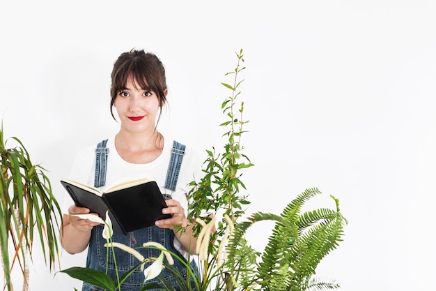 Portret van een vrouwelijke dagboek van de bloemistholding op witte achtergrond