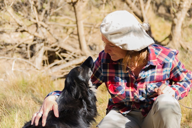 Portret van een vrouwelijke landarbeider met haar hond