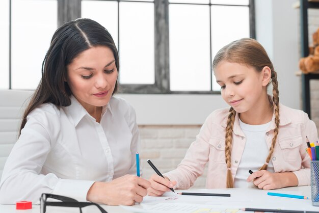 Portret van een vrouwelijke psycholoog tekenen met kleurpotlood en viltstiften op papier