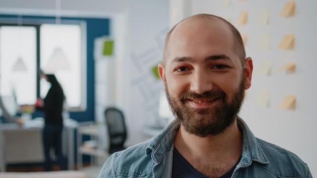 Portret van een zakenman die een flesje bier vasthoudt na zijn werk op kantoor voor een leuke activiteit met collega's. Vrolijke persoon die alcoholische drank drinkt terwijl hij na sluitingstijd met vrienden viert