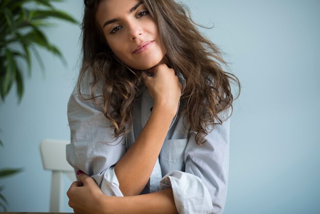 Portret van een zeer aantrekkelijke jonge vrouw