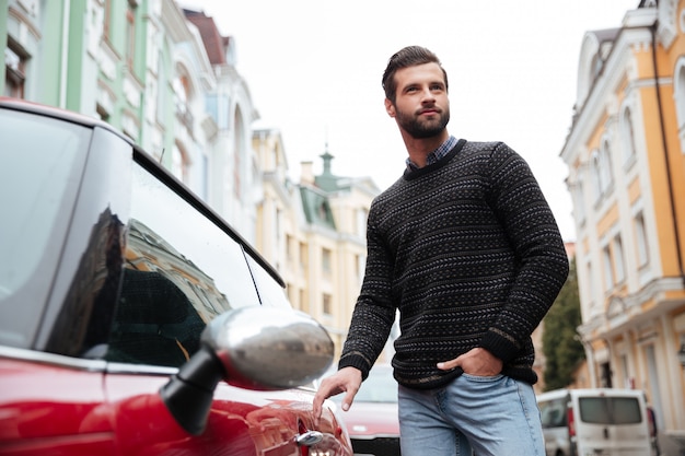 Portret van een zelfverzekerde bebaarde man in de trui