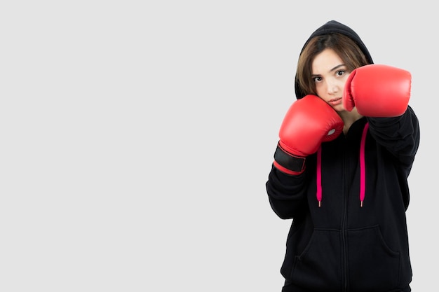 Portret van een zelfverzekerde jonge sportvrouw die boksoefeningen doet. hoge kwaliteit foto Premium Foto