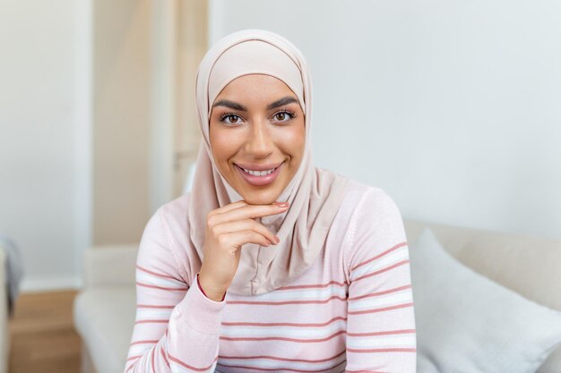 Portret van een zelfverzekerde jonge vrouw uit het Midden-Oosten met hijab die lacht en naar de camera kijkt