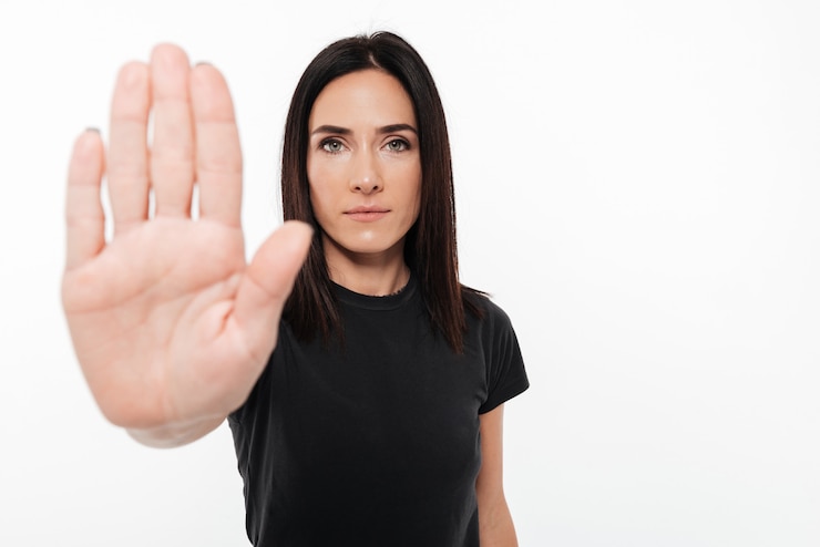 Gratis Foto portret van een zelfverzekerde vrouw die een stopgebaar toont