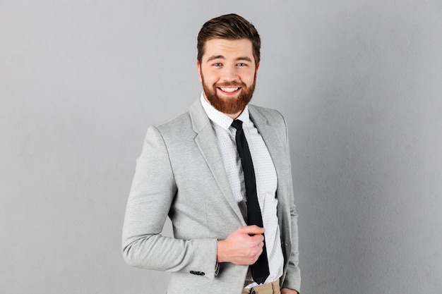 Portret van een zelfverzekerde zakenman gekleed in pak