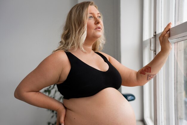 Portret van een zwangere vrouw in plusgrootte