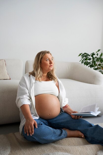 Portret van een zwangere vrouw in plusgrootte