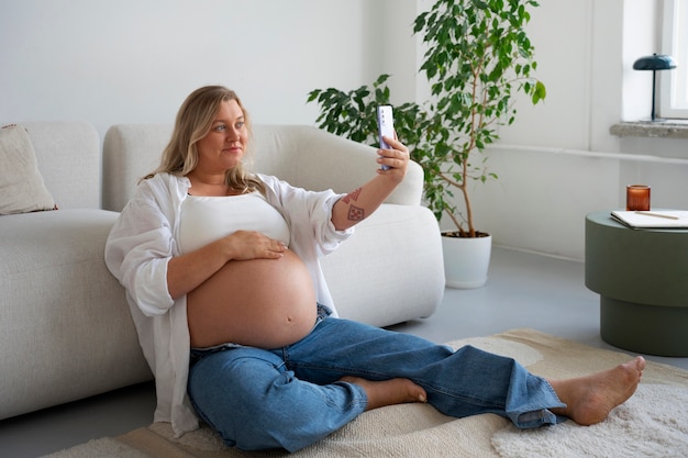 Gratis foto portret van een zwangere vrouw in plusgrootte